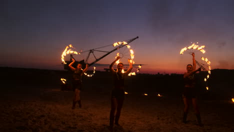 Feuershow.-Eine-Gruppe-Professioneller-Künstler-Führt-Verschiedene-Feuershows-Vor.-Jungen-Und-Mädchen-Führten-Nachts-Auf-Der-Straße-Im-Park-Tänze-Mit-Feuer-Auf.